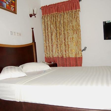Hotel Residence Jeanne D'Arc Cotonou Exteriör bild