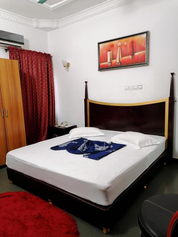 Hotel Residence Jeanne D'Arc Cotonou Exteriör bild