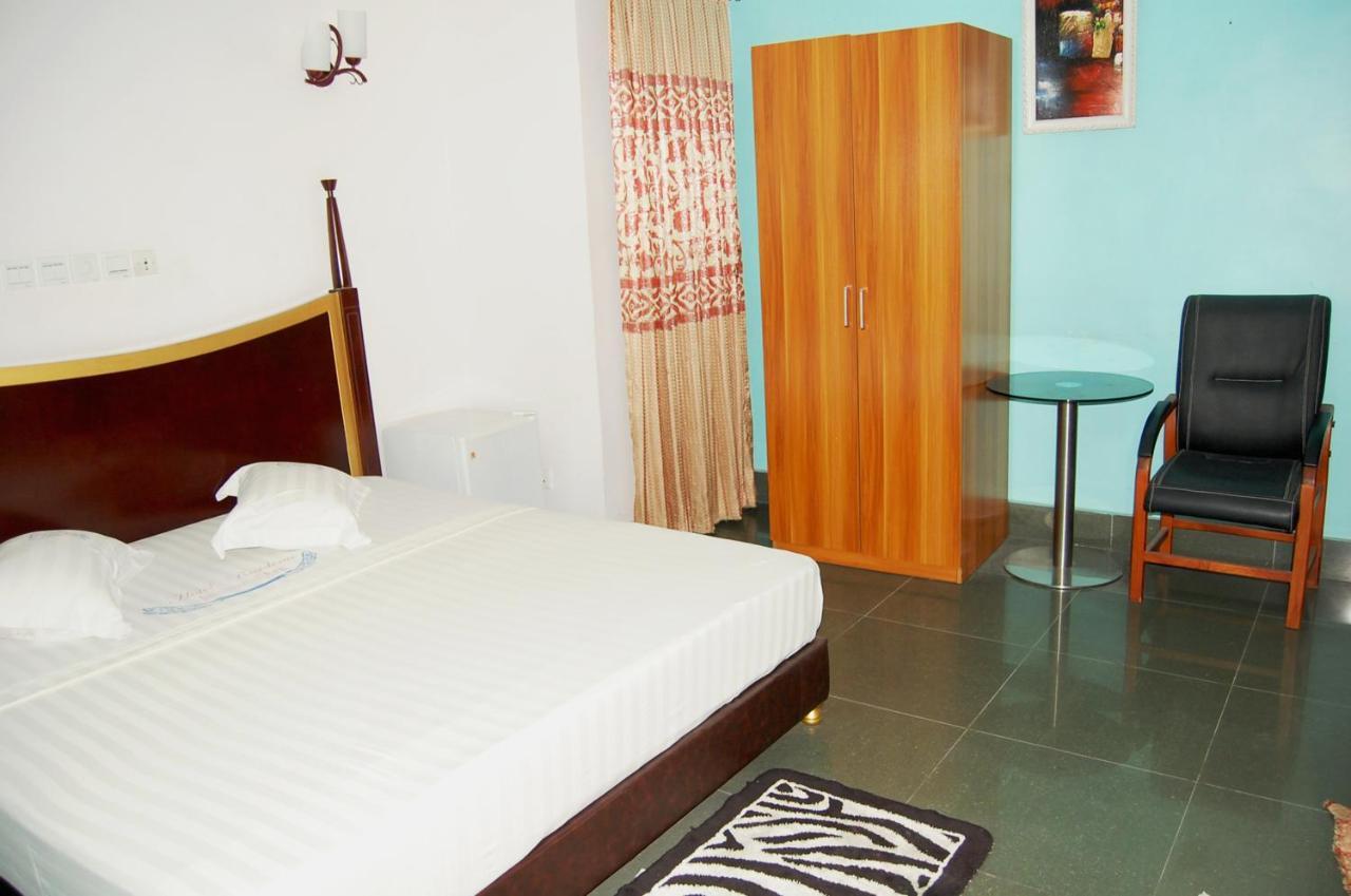 Hotel Residence Jeanne D'Arc Cotonou Exteriör bild