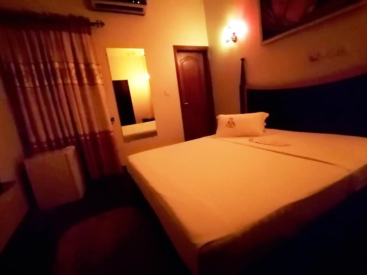 Hotel Residence Jeanne D'Arc Cotonou Exteriör bild