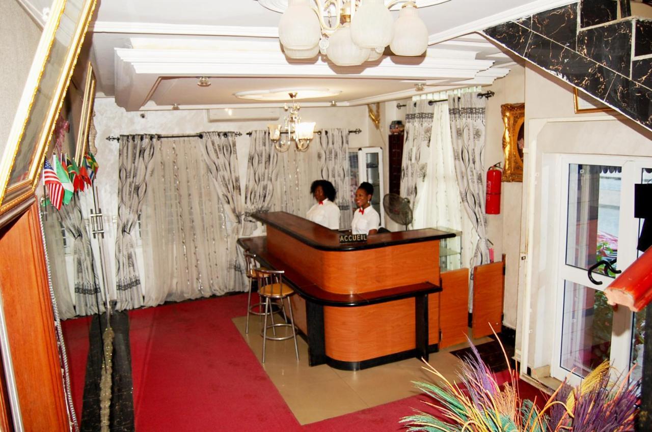 Hotel Residence Jeanne D'Arc Cotonou Exteriör bild