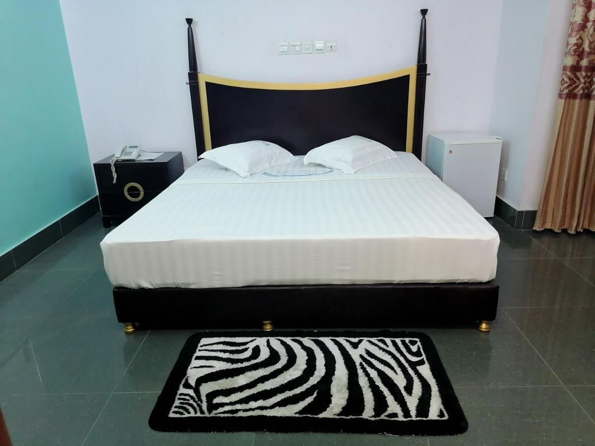 Hotel Residence Jeanne D'Arc Cotonou Exteriör bild